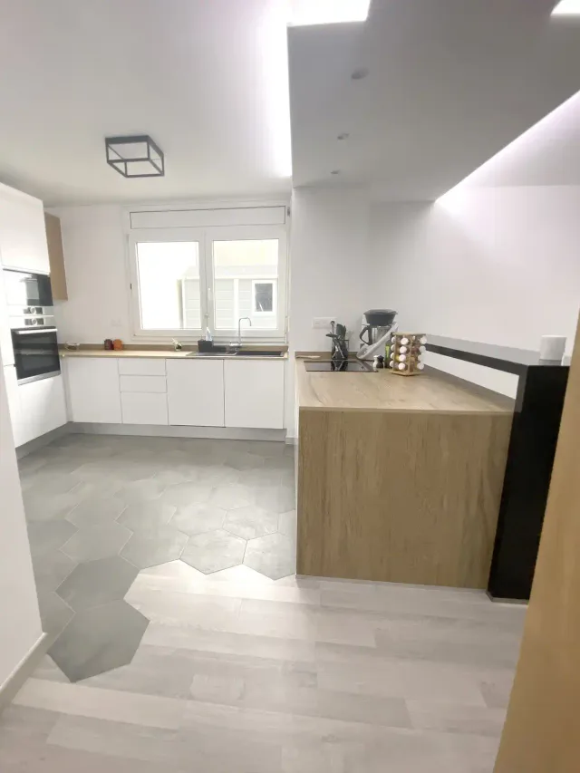 Cuisine blanche & faux-plafond LED