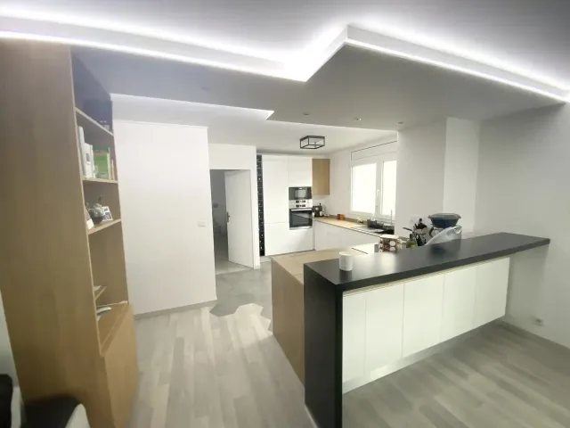 Cuisine blanche & faux-plafond LED — vue 2