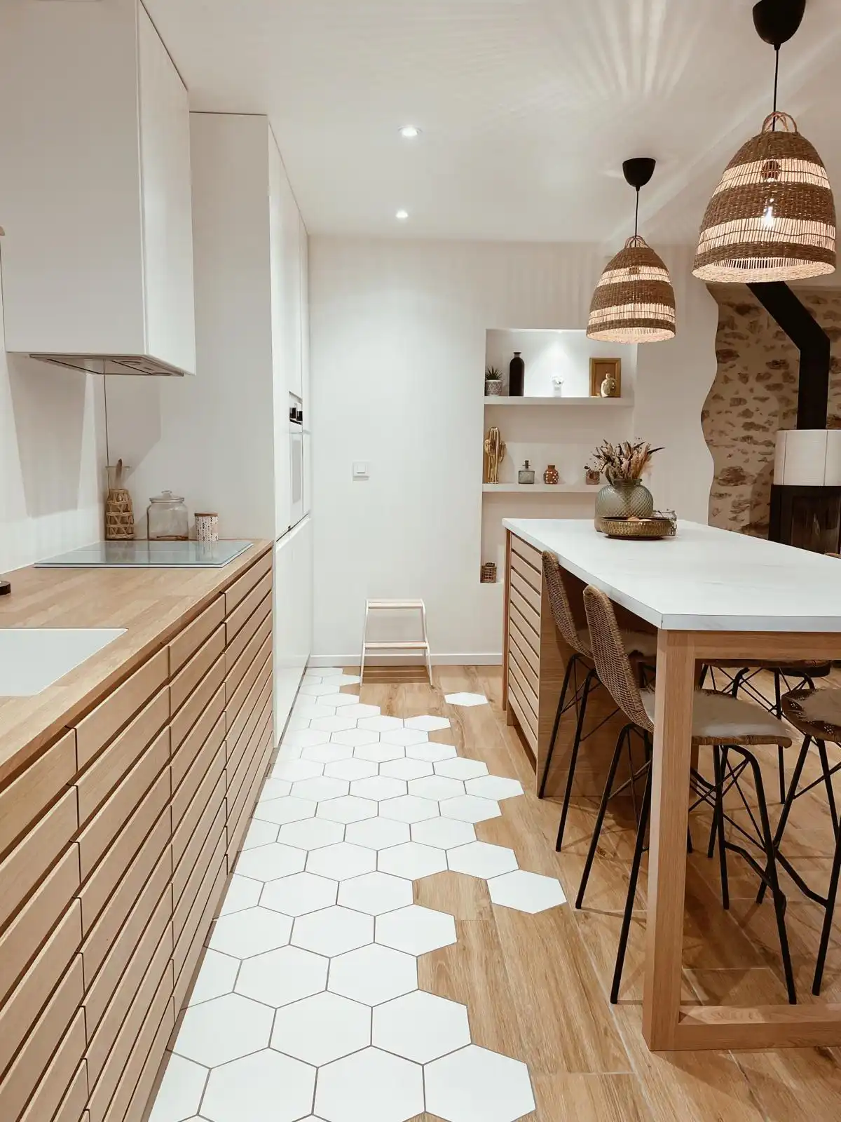 Cuisine bois naturel & sol hexagonal