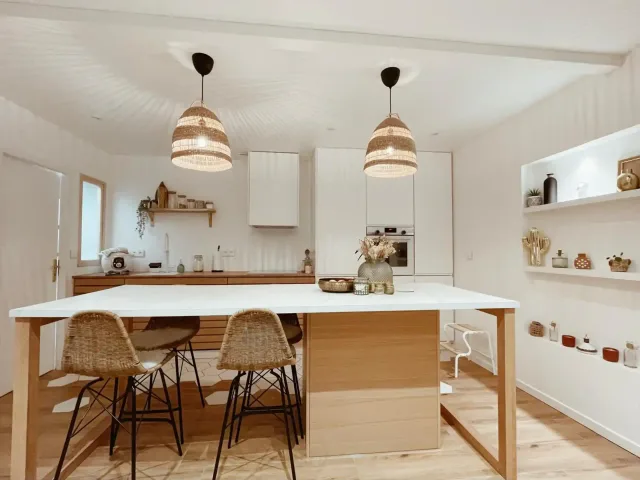 Cuisine bois naturel & sol hexagonal — vue 2