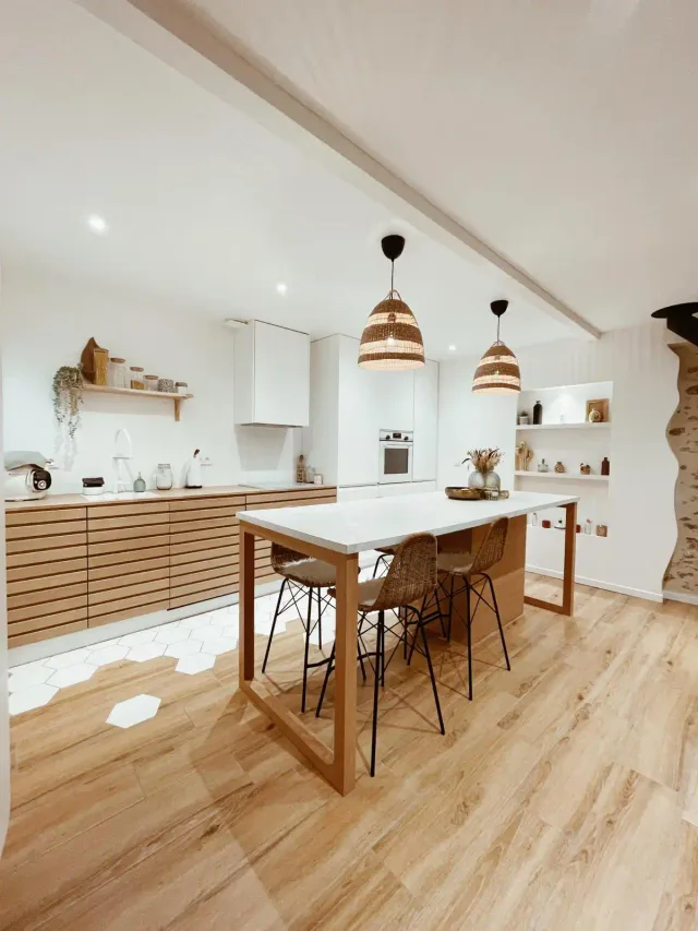Cuisine bois naturel & sol hexagonal — vue 3