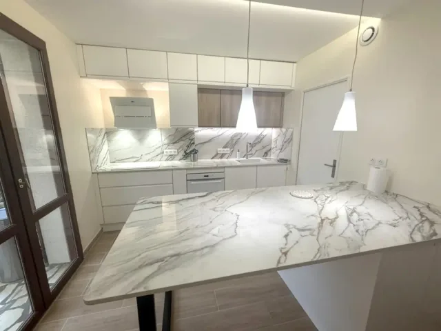 Cuisine marbre blanc & suspensions