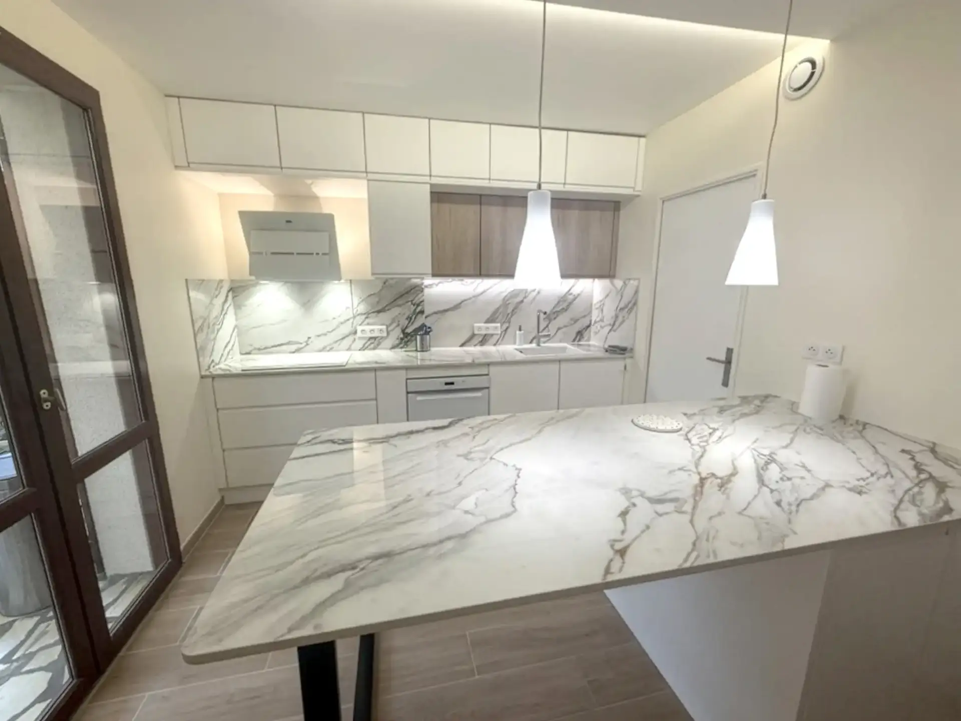 Cuisine marbre blanc & suspensions