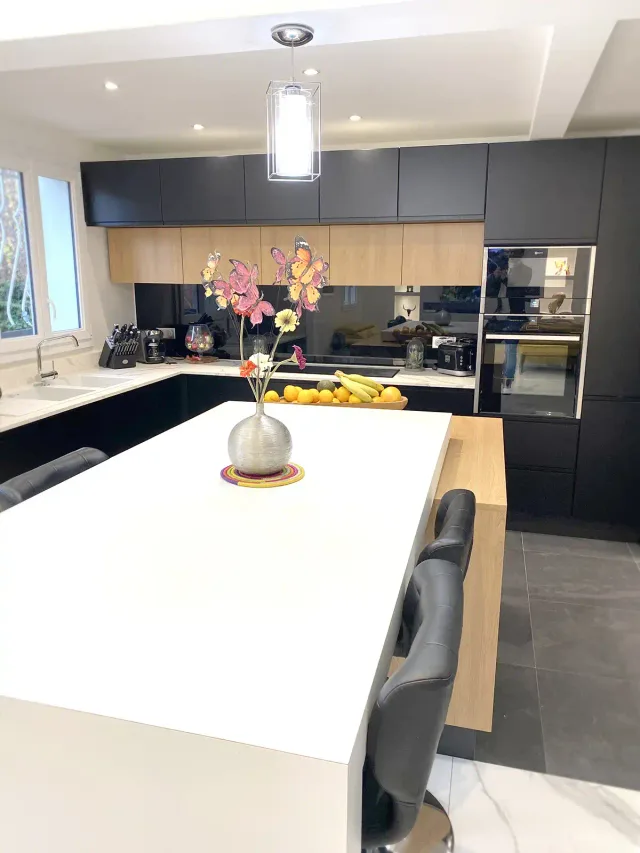 Vue du projet — Cuisine noire & chêne avec îlot