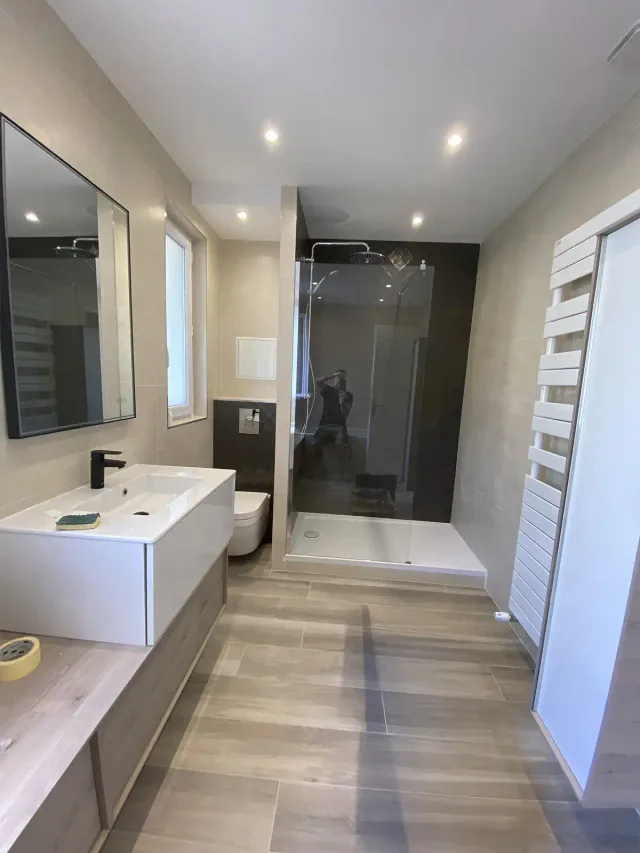 Salle de bain beige & douche italienne