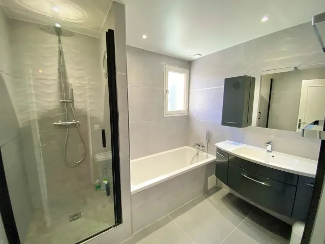 Salle de bain grise douche & baignoire