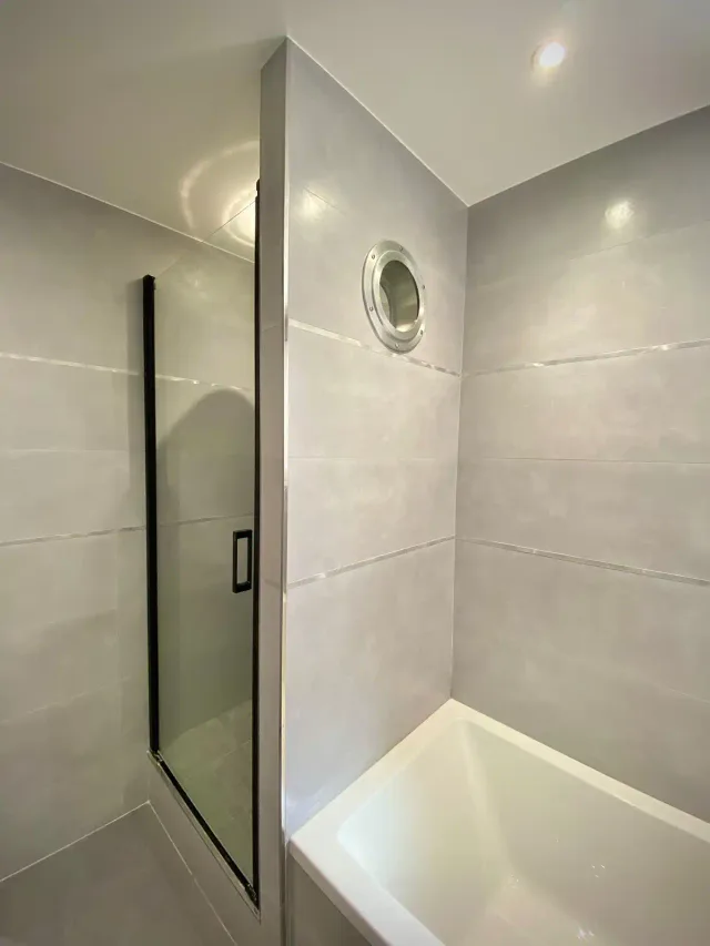 Salle de bain grise douche & baignoire — vue 2