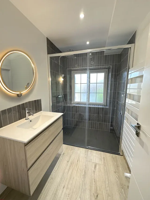 Salle de bain grise & miroir LED