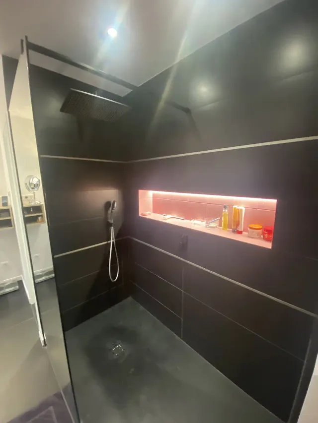 Salle de bain noire sous combles