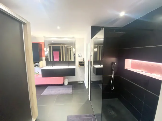 Salle de bain noire sous combles — vue 2