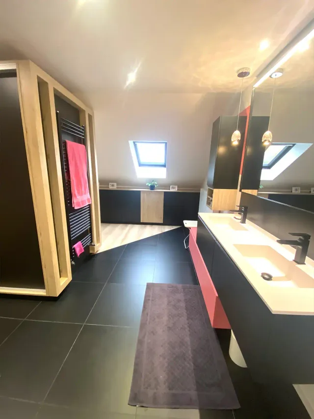 Salle de bain noire sous combles — vue 3
