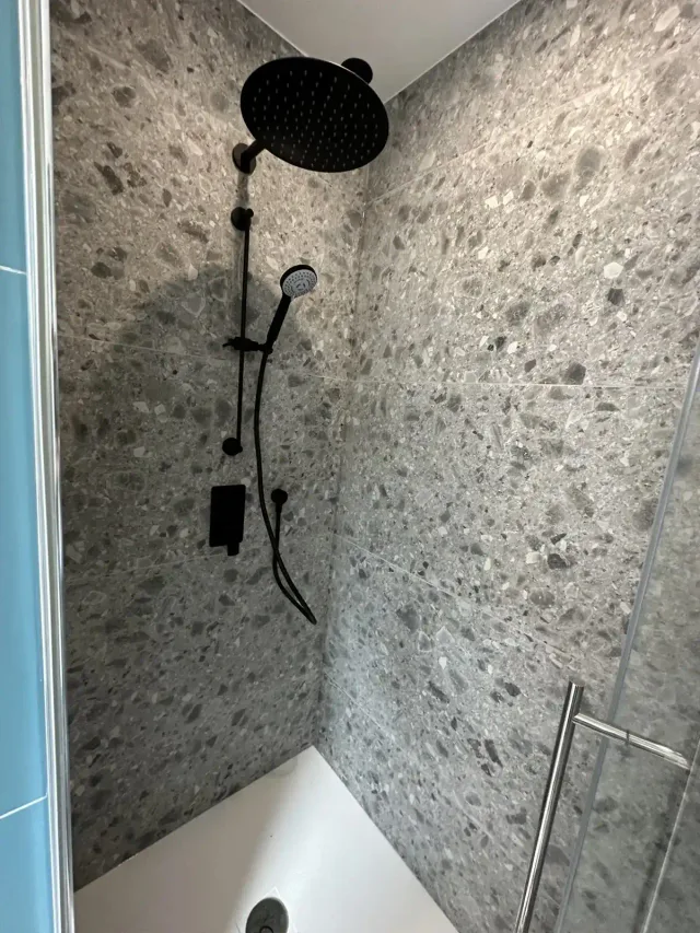Douche terrazzo & robinetterie noire