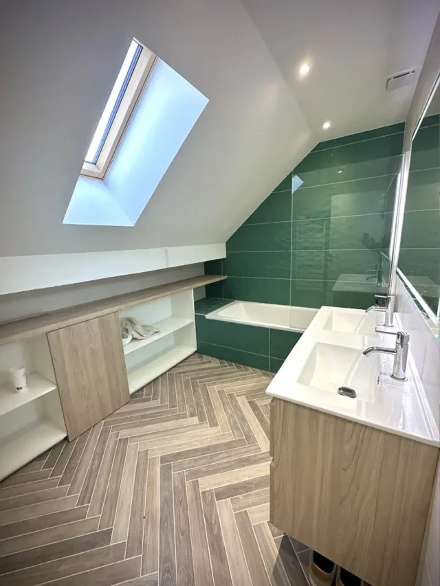 Salle de bain verte & sol chevron